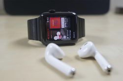 Mỹ ưu ái iPhone và MacBook nhưng AirPods và Apple Watch lại không may mắn như vậy