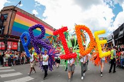 Bang ở Mỹ yêu cầu các trường công dạy lịch sử LGBT