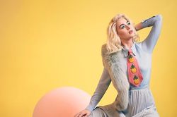 Một nam diễn viên khác lên tiếng bảo vệ Katy Perry khỏi cáo buộc quấy rối tình dục