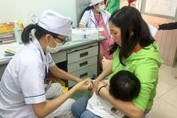 Tiêm vắc xin đúng lịch, đủ mũi phòng bệnh sởi
