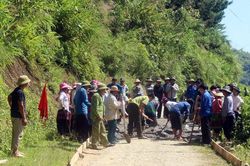 Khởi công đổ bê tông tuyến đường Khoang Thuyền - Nậm Cáng