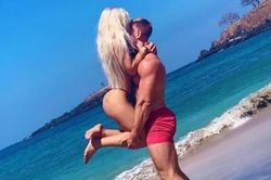 Cặp đôi nổi tiếng mạng xã hội làm clip xin lỗi sau khi lấy nước thánh đùa giỡn