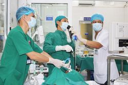 Cả hàm răng giả chui vào phế quản cụ ông 89 tuổi