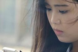Nửa đêm nhận được điện thoại từ mẹ ruột nhưng tôi chán ngán bấm tắt máy, chồng ở bên cười nhạt mỉa mai một câu khiến tôi nhục nhã vô cùng