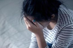 Có những hôm thấy vợ tắm lâu, tôi sốt ruột ngó qua khe cửa rồi kinh ngạc vô cùng khi thấy vợ đứng tần ngần chăm chú nhìn vào gương