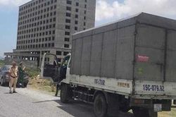 Tài xế chở 17.000 bao thuốc lá, 60 chai rượu ngoại bỏ trốn khi bị công an phát hiện