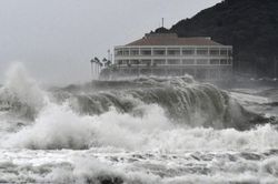 Bão mạnh chuẩn bị đổ bộ, Nhật Bản gấp rút sơ tán 580.000 người