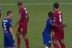 Kante gây ngạc nhiên vì kèm Van Dijk trong pha bóng bổng