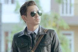 Đỗ An làm thầy giáo phong trần, chạy xe môtô đi dạy học