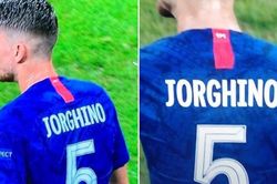 Jorginho gây sốt vì mặc áo in sai tên ở siêu cúp Châu Âu