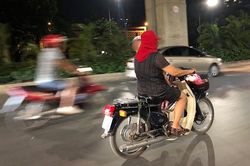 Thót tim với bà mẹ 'ninja' 1 tay bế con, 1 tay lái xe băng băng