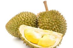 Vừa uống rượu ăn sầu riêng, người đàn ông gặp điều đáng sợ...