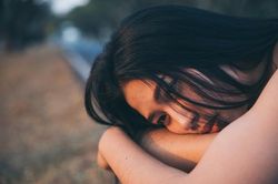 Đang vật vã trước linh cữu vợ, anh trai tôi bỗng hành động lạ trong sự bàng hoàng của họ hàng
