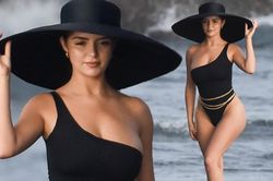 Không thể rời mắt khỏi ba vòng 'bỏng rẫy' của Demi Rose