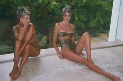 Chị cả 'nấm lùn' nhà Kardashian diện bikini da báo đọ dáng với em gái siêu mẫu