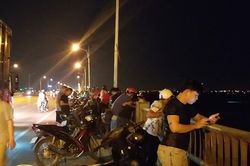 Tìm kiếm cô cái trẻ gieo mình từ cầu Vĩnh Tuy xuống sông Hồng