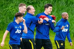Fan MU cầu xin Maguire tránh xa Phil Jones và Young