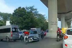 Xe máy len lỏi, kéo bung cản trước xe taxi rồi tăng ga bỏ chạy