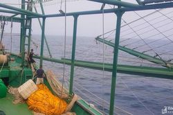 Ngư dân Nghệ An lắp cánh sắt vào tàu 4 sào để vươn khơi, bám biển