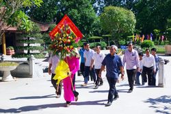 Đoàn đại biểu tỉnh Bôlykhămxay (Lào) dâng hoa, dâng hương, tưởng niệm Chủ tịch Hồ Chí Minh
