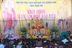 Dòng người nườm nượp đổ về chùa Ngọa Vân dự lễ Vu Lan báo hiếu