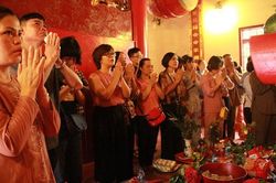 Hàng nghìn người đổ về phủ Tây Hồ cầu bình an ngày lễ Vu Lan