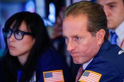 Bán tháo dữ dội, Dow Jones 'bay' 800 điểm