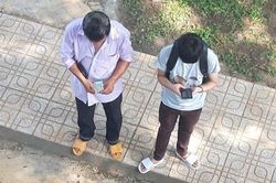 Xúc động bức ảnh người cha đếm từng đồng tiền lẻ ngày đưa con trai nhập học
