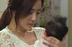 Đau đớn vì chồng mắng: 'Em biết gì mà đòi chăm con'