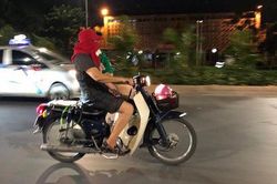 Thót tim nữ 'ninja' đi băng băng trên đường Hà Nội, 1 tay lái xe máy, 1 tay... bồng con nhỏ