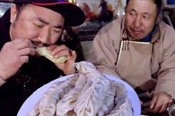 Bánh bao nhân sườn cừu, món ăn đặc sắc của người Mông Cổ