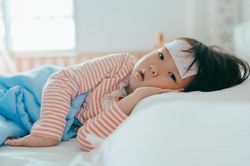 Cha mẹ cần làm gì khi con bị sốt?