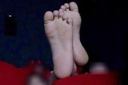 Đôi trẻ bị mắng vì cố tình đạp ghế rung bần bật trong rạp chiếu phim