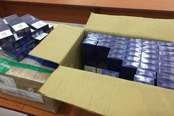 Hà Nội: Phát hiện hơn 2.000 bao thuốc lá ngoại nhập lậu