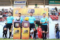 Không VAR, ai 'soi' trọng tài?