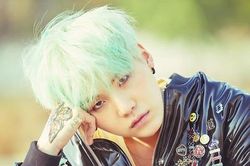 Tị nạnh với cả Jimin, đời nhiều bất công với Suga BTS vậy sao?