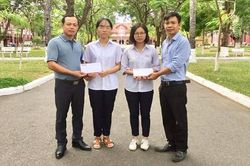 Báo Pháp luật Việt Nam ủng hộ tiền 2 nữ sinh nghèo, hiếu học