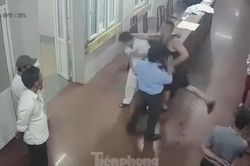 Kẻ đánh bác sĩ khai do ê kíp không 'nhiệt tình' chữa bệnh cho con mình