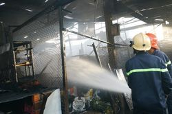 Cháy chợ lúc rạng sáng, 2 bà cháu đang ngủ may mắn thoát chết