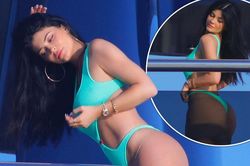 Kylie Jenner diện bikini cut-out táo bạo khoe thân hình 'đồng hồ cát' trứ danh