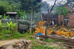 Xe chở bia đâm vào nhà dân, 2 người tử vong