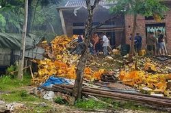 Xe tải mất lái tông vào nhà dân khiến 2 người tử vong