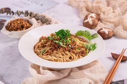 Bữa sáng đủ dinh dưỡng với mì nấm thịt bằm