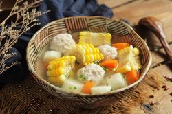 Bữa tối thanh đạm với món canh thịt viên nấu rau củ