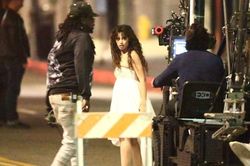 Camila Cabello mặc váy cưới đi chân trần trên phố: Người hâm mộ tự hỏi Shawn Mendes đang ở đâu?
