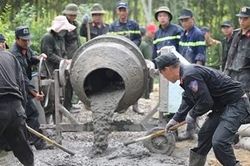 Công an Đà Nẵng giúp dân làm đường liên thôn giữa thời tiết nắng nóng