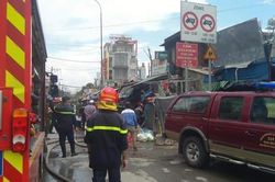 Tiệm sửa xe trong chợ ở Sài Gòn cháy lớn