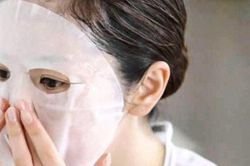 Kinh hãi hình ảnh cơ thể cô gái phát sáng như zombie khi thoa kem dưỡng sau tắm trắng