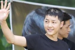 Nam giới nên làm gì khi bị rụng tóc nhiều như Song Joong Ki?