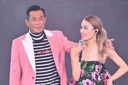 Khán giả phấn khích khi Cổ Thiên Lạc nhảy điệu 'vái thần linh'
